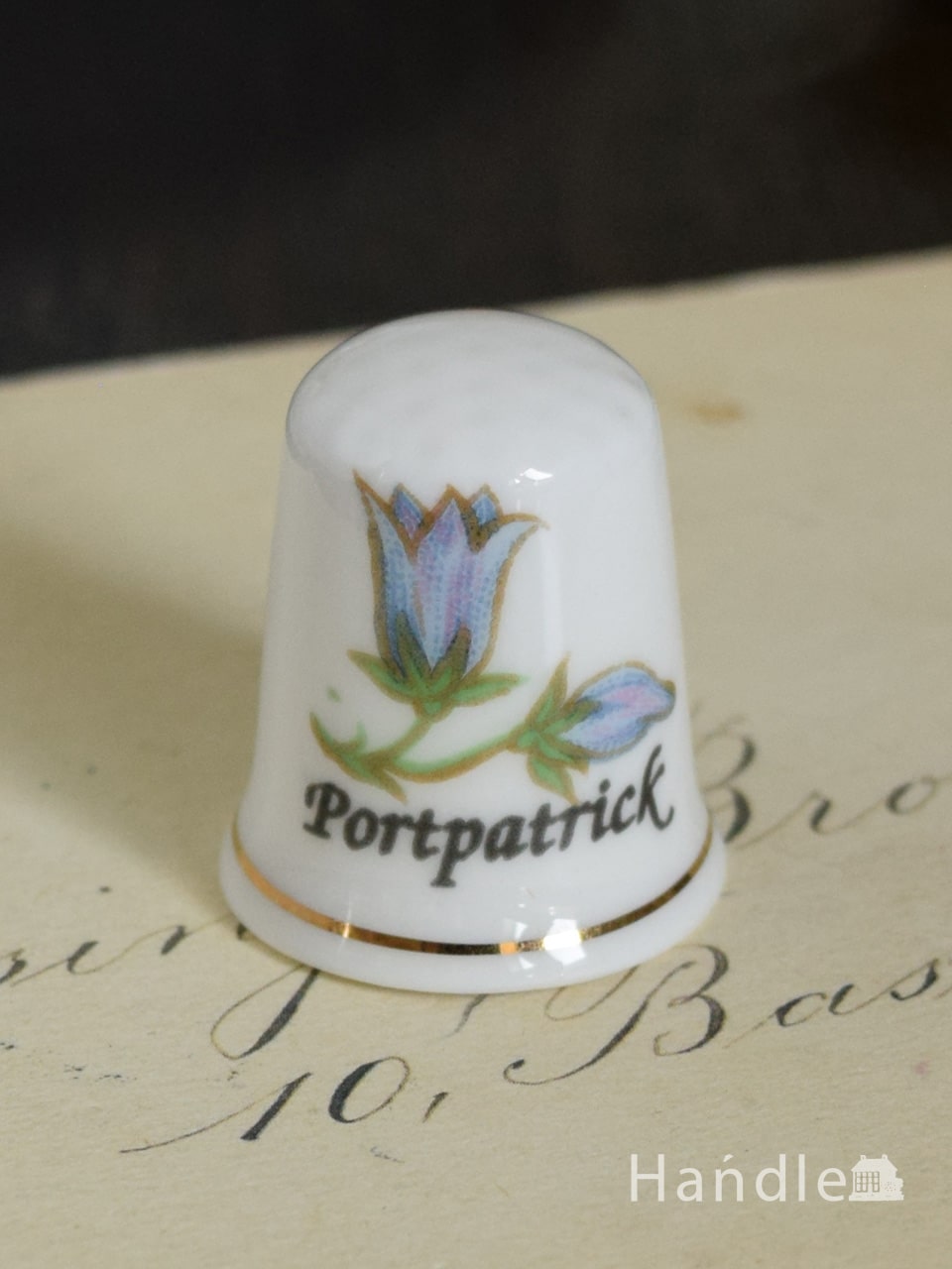 イギリスのアンティーク雑貨、お花の陶器製のシンブル(Portpatrick) (m-7453-z)