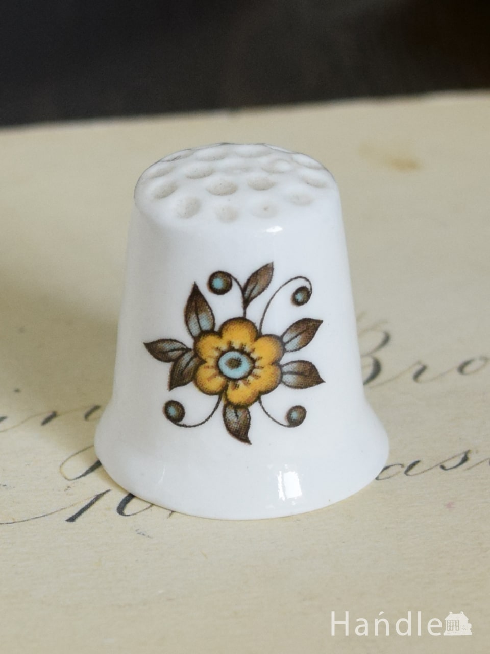 イギリスのアンティーク雑貨、黄色いお花の陶器製のシンブル（指貫）(m