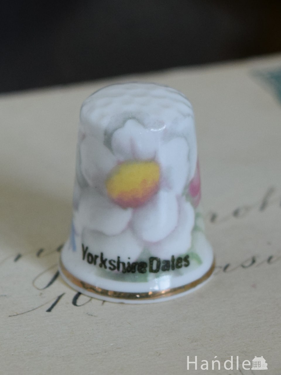 イギリスのアンティーク雑貨、可愛いお花の模様のシンブル(Yorksheire Dales) (m-7479-z)