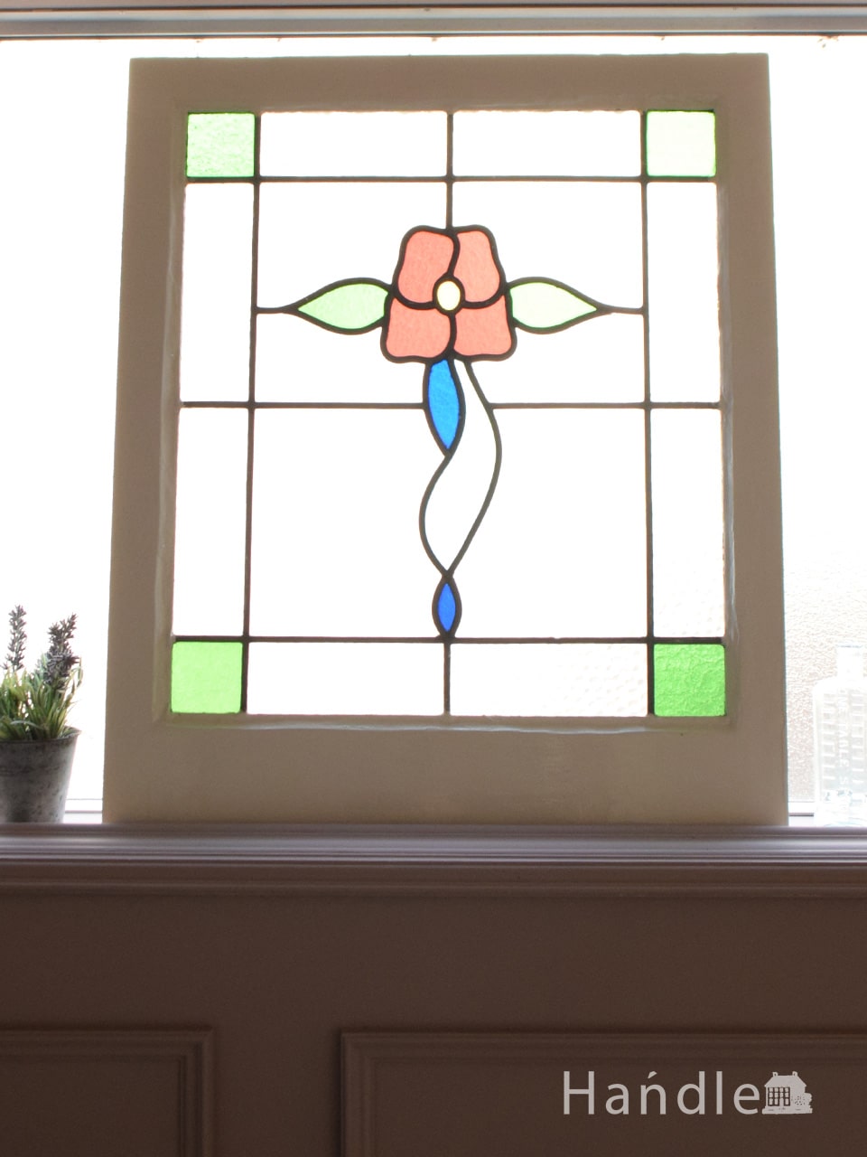 英国から届いたアンティークのガラス扉、可愛いお花のアンティークのステンドグラス(g-1486)｜アンティーク雑貨