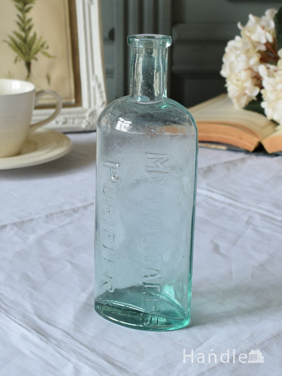 アンティークのおしゃれなガラスボトル、エンボス入りのガラス瓶（Glass chemist bottle） (m-7184-z)