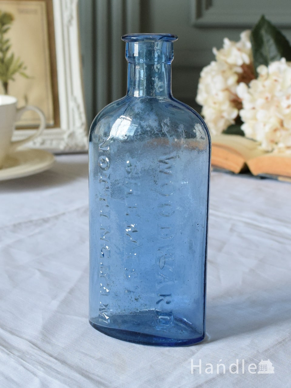 アンティークのおしゃれなガラスボトル、エンボス入りのガラス瓶（Chemist bottle）