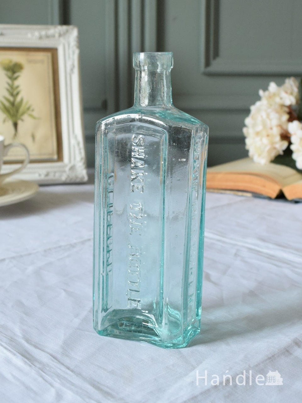 アンティークのガラスボトル、エンボス入りのガラス瓶(Glass chemist bottle)