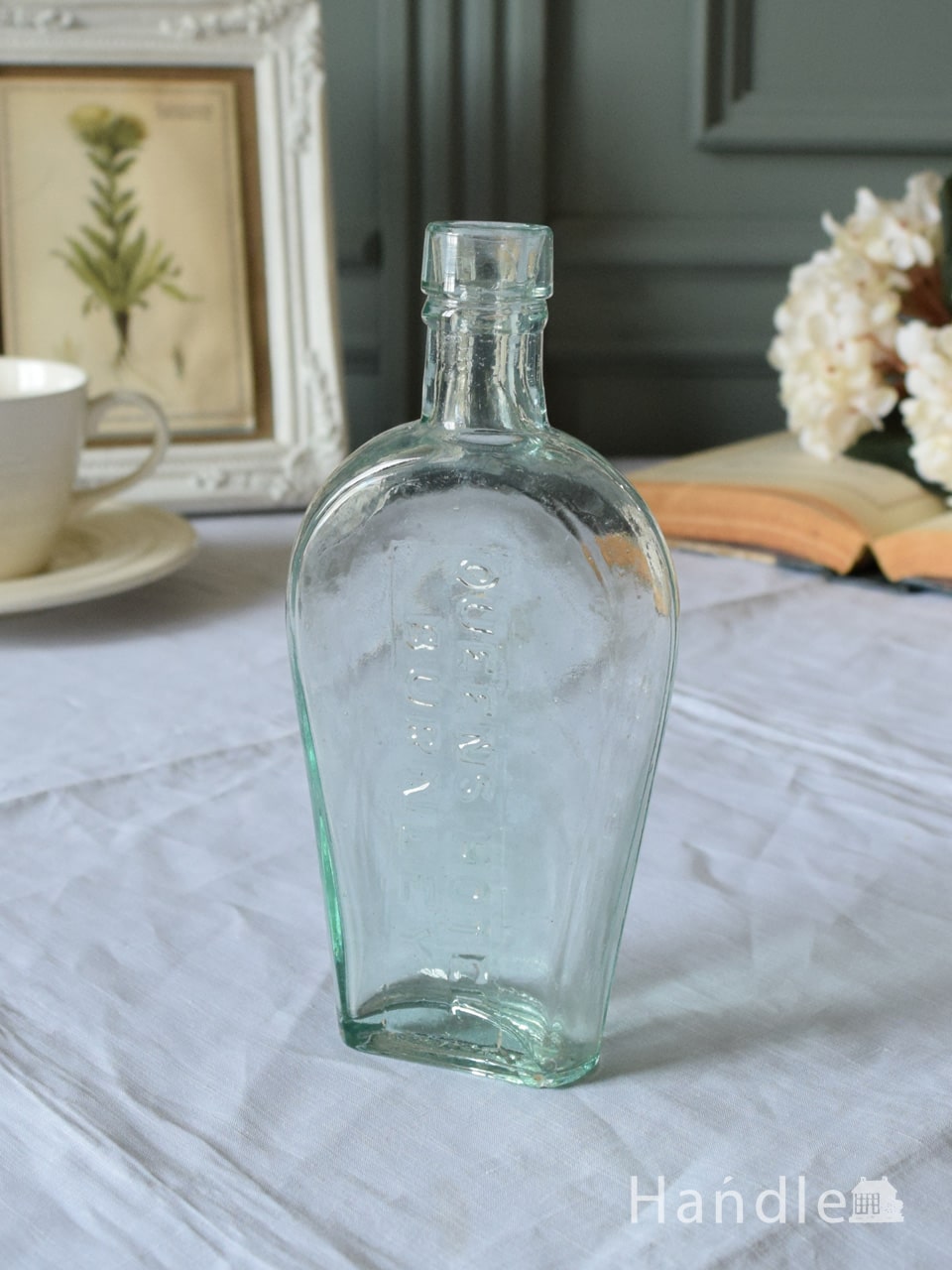 アンティークのおしゃれなガラスボトル、エンボス入りのガラス瓶（Glass chemist bottle）