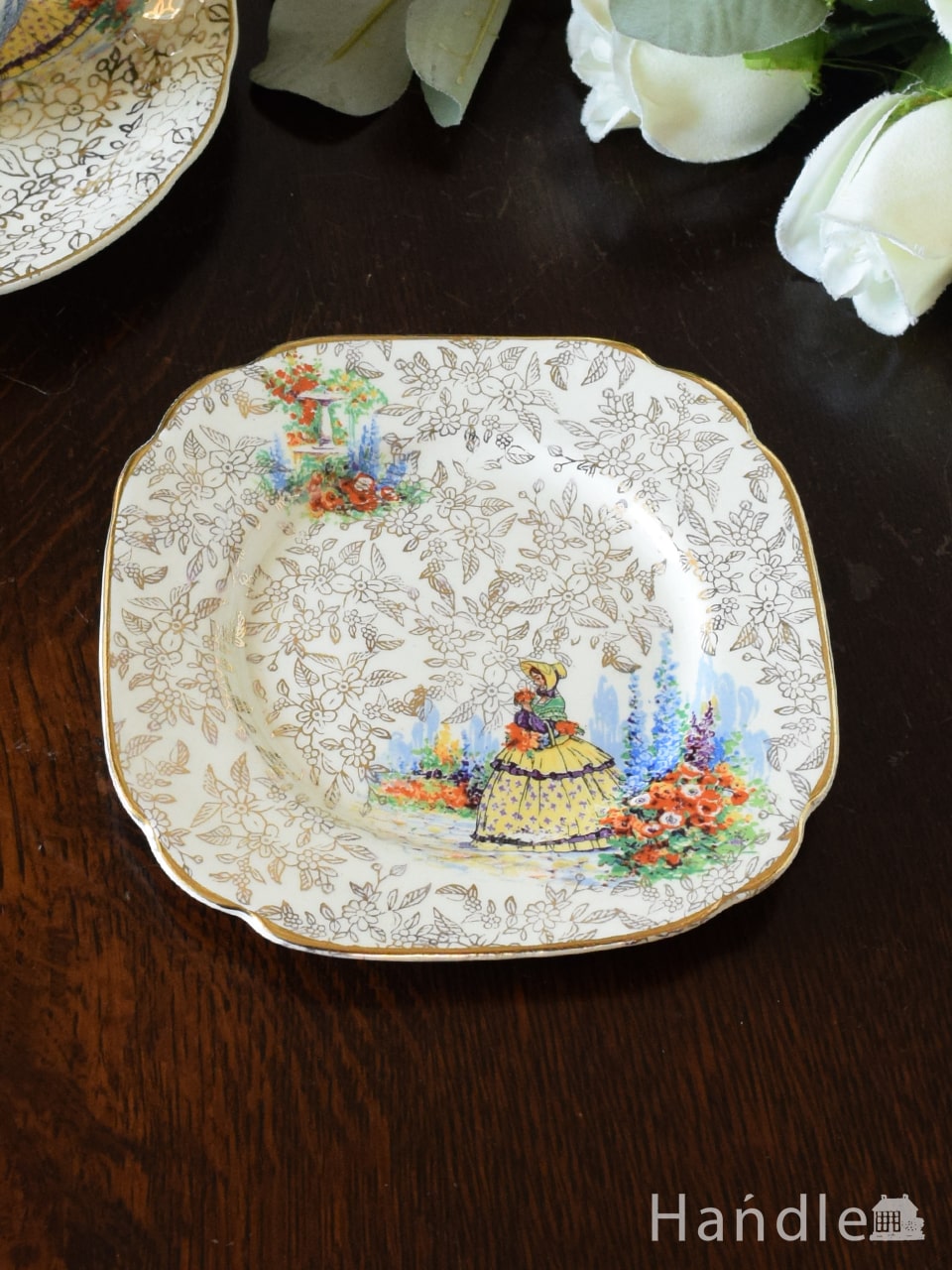 チンツ柄がキラキラ輝くアンティークの皿、クリノリンレディが描かれたスクエアプレート (m-7650-z)