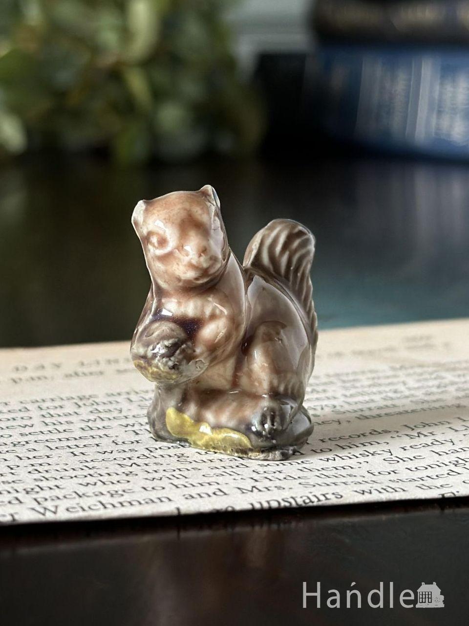 イギリスで見つけたWADE社のビンテージ陶器、Whimsiesシリーズのフィギア（リス） (d-1897-z)