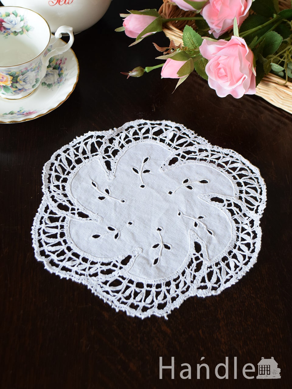 フランスから届いたトーションレース、アンティークのボビンレースのドイリー