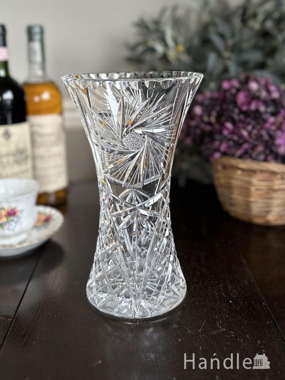 アンティークガラスの花瓶、イギリスで見つけた輝きが美しいフラワー