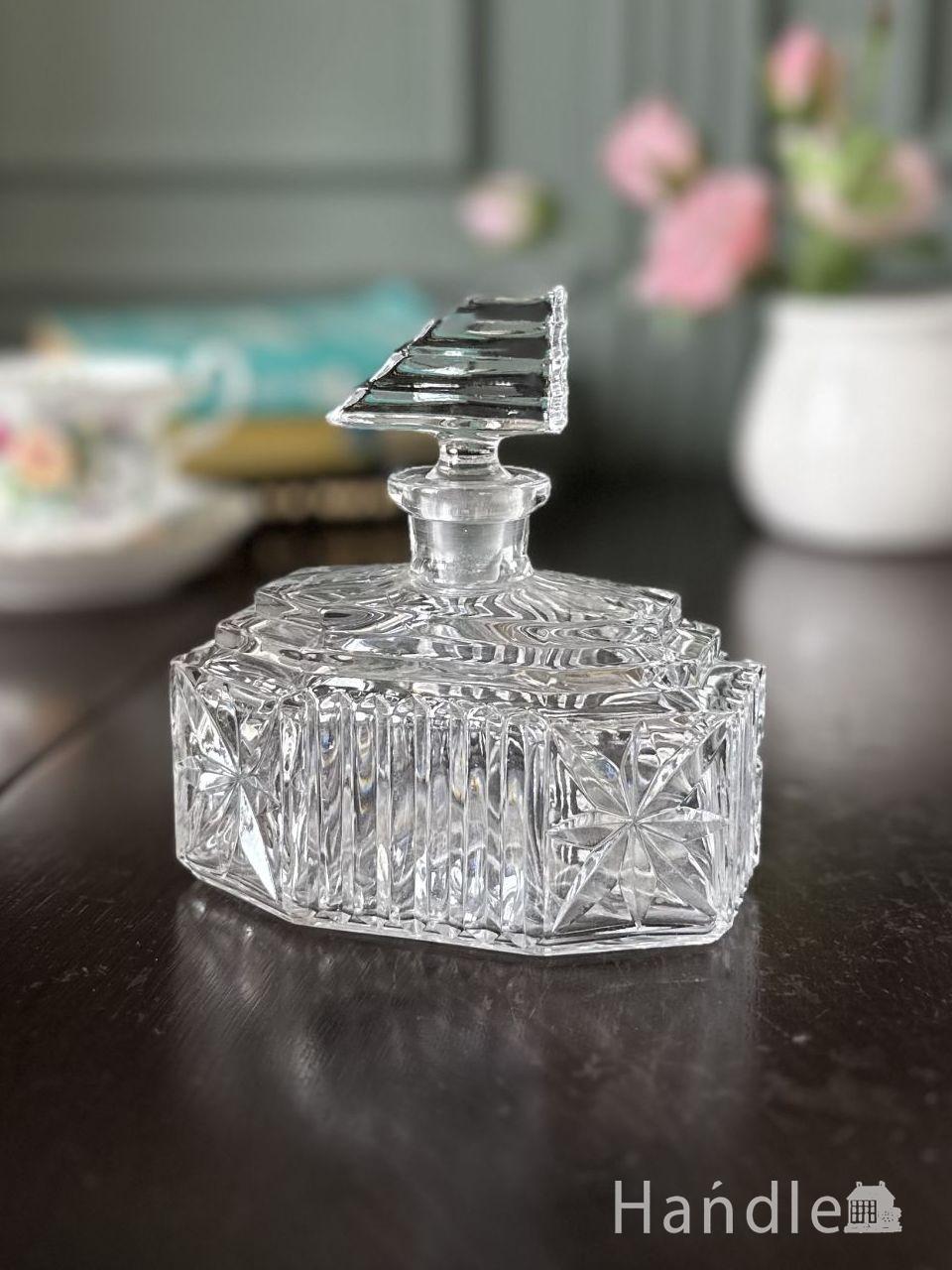 イギリスアンティークガラスの香水瓶、プレスドグラスの美しいフレグランスボトル