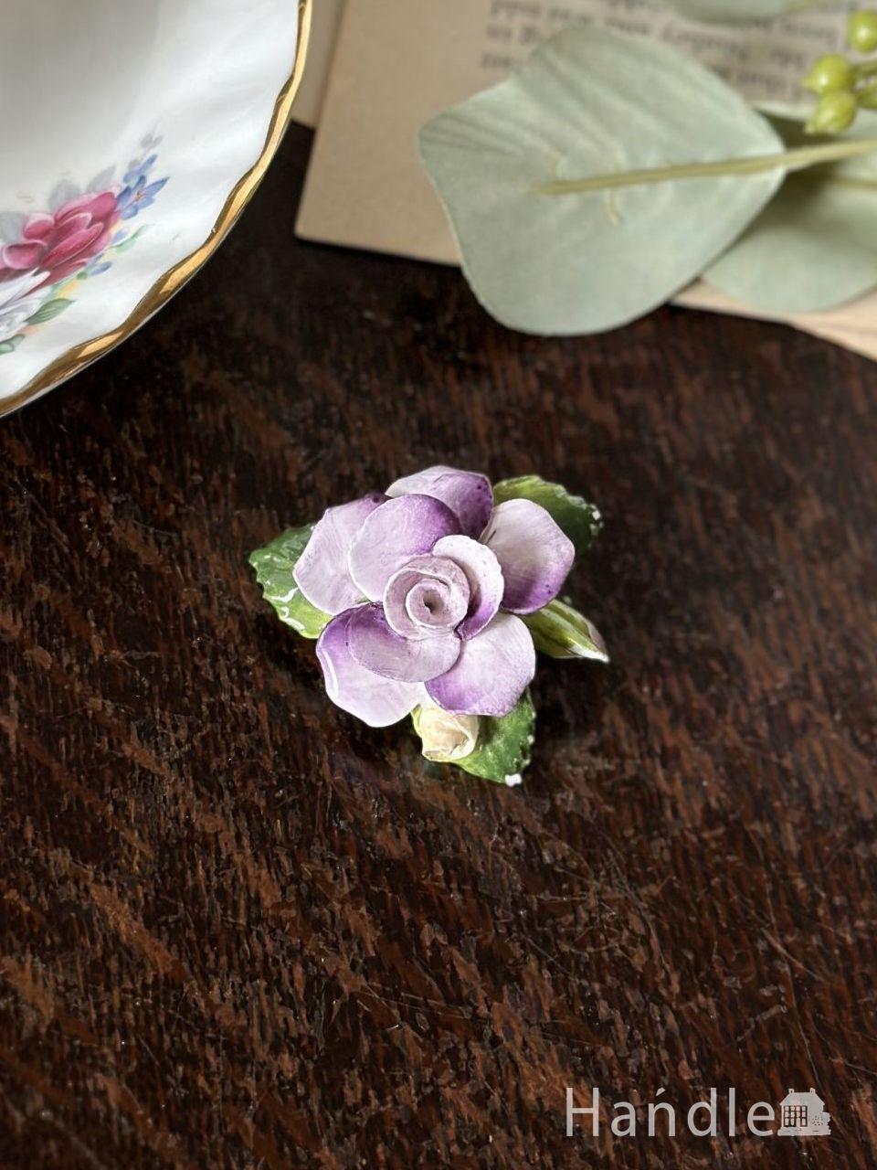 イギリスから届いたアンティークのブローチ、紫色のお花の形が可愛い