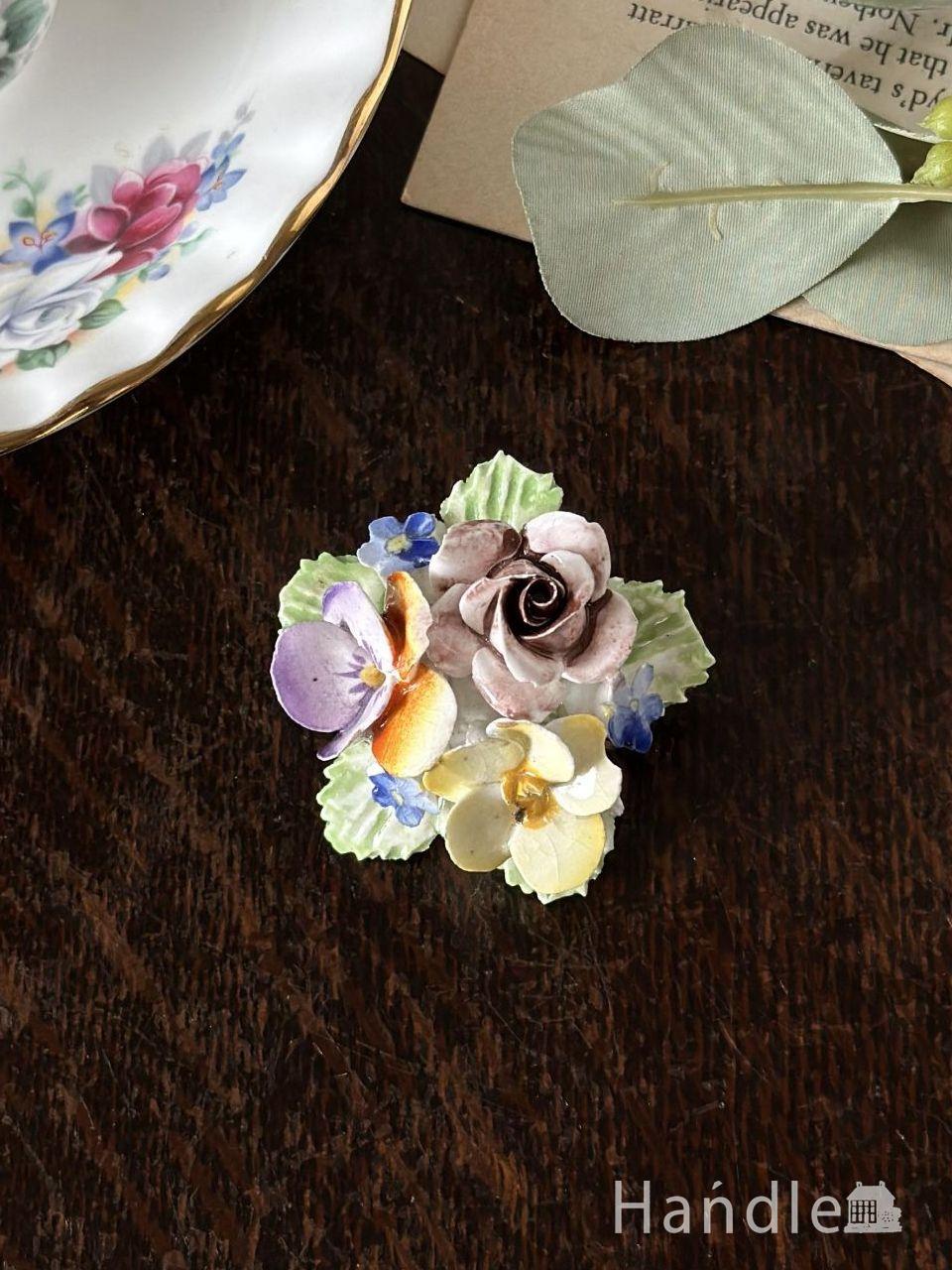 英国アンティークの陶磁器で出来たお花、アンティーク陶花のブローチ(m 