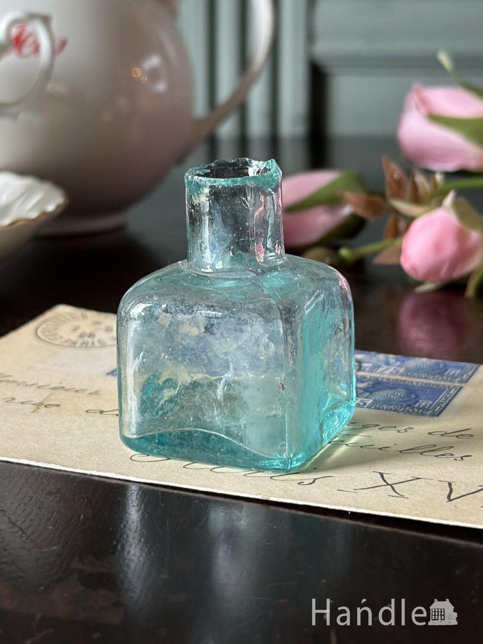 イギリスから届いたアンティークガラスのおしゃれな瓶、インクが入っていたビクトリア時代のボトル (d-1920-z)