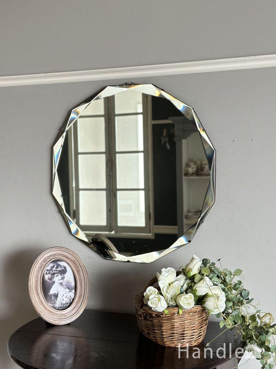 イギリスのアンティーク雑貨、丸い形の縁取りが輝く壁付けの鏡(k-4717 