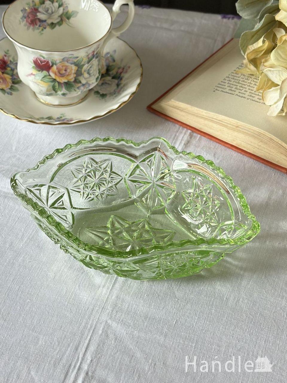 アンティークガラスの美しい食器、グリーン色のプレスドグラスのガラスボウル (k-5599-z)
