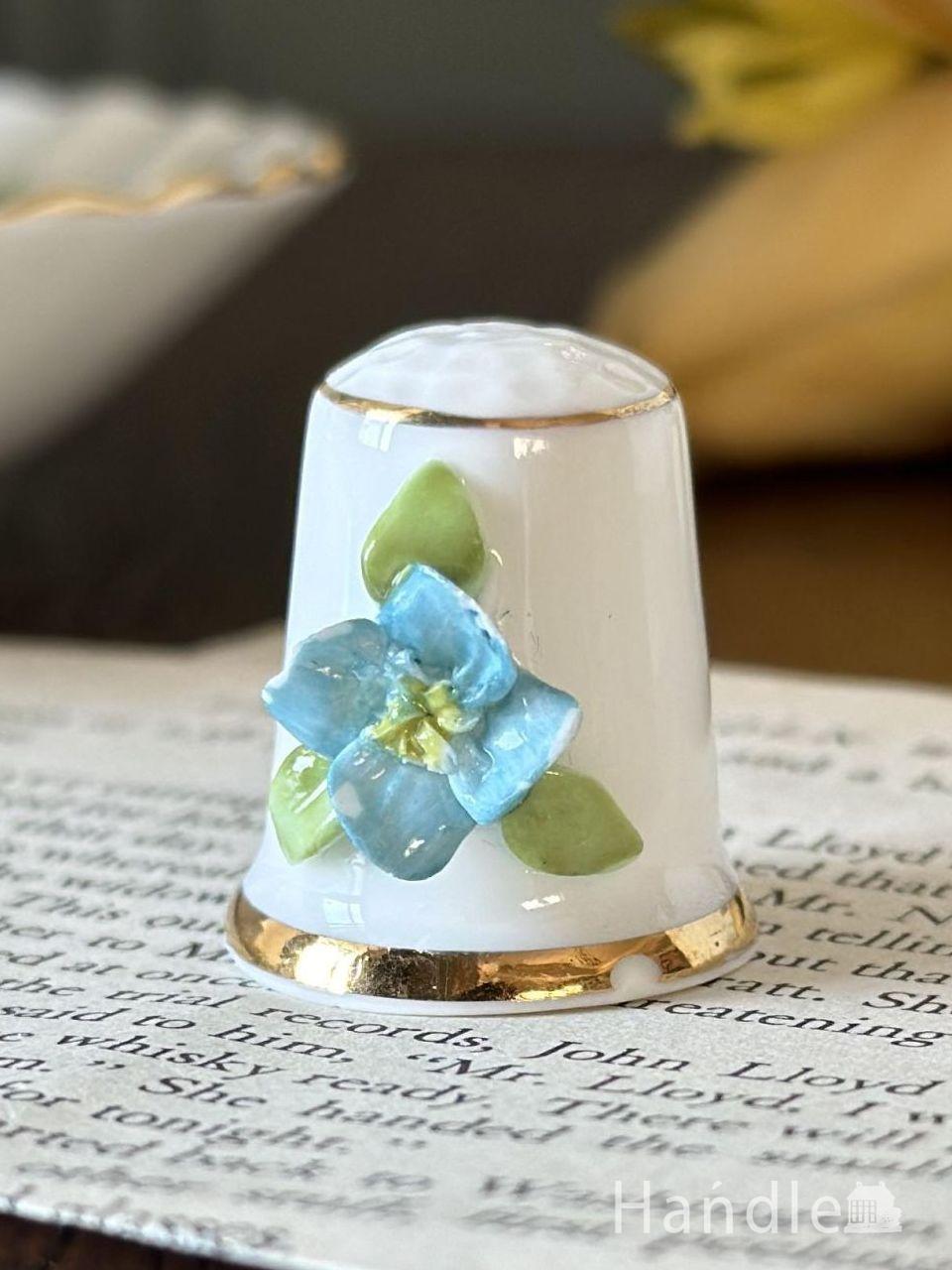 ブルー色のヒマラヤンポピーの花が咲いた、イギリスのアンティークシンブル (m-8380-z)