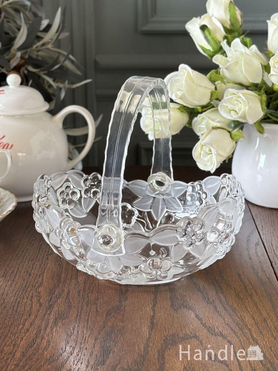 イギリスのアンティークガラスの器、お花模様が可愛いプレスドグラスの 