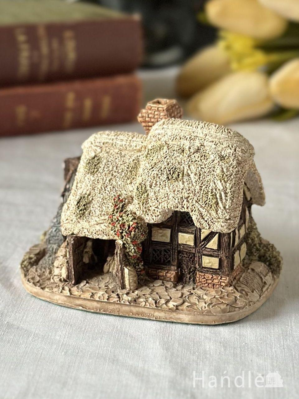 リリパットレーンの茅葺屋根のお家、水車のあるチューダー様式のミニチュアハウス