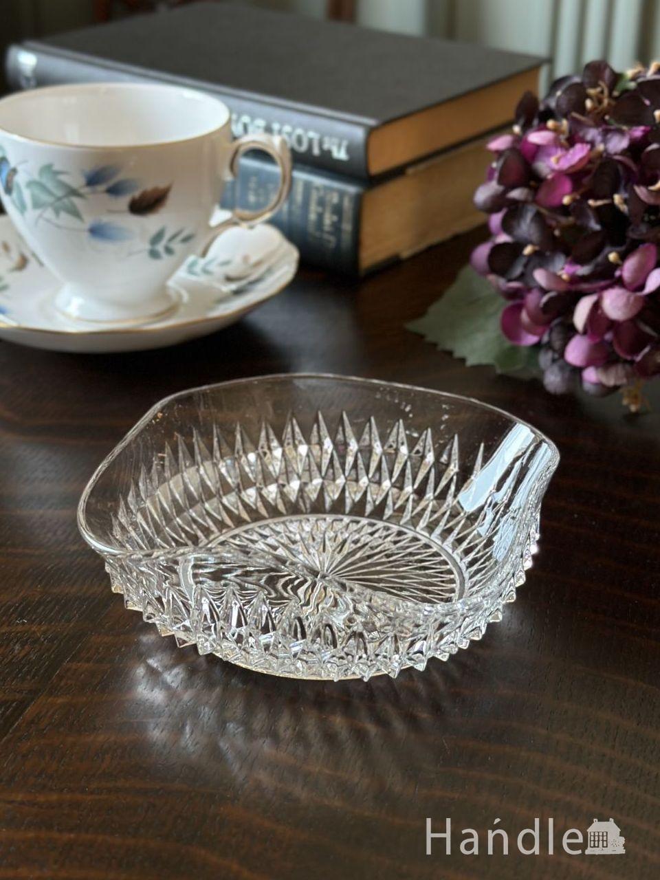 英国アンティークのスクエア型のおしゃれな皿、星の模様が型押しされたアンティークガラスの食器