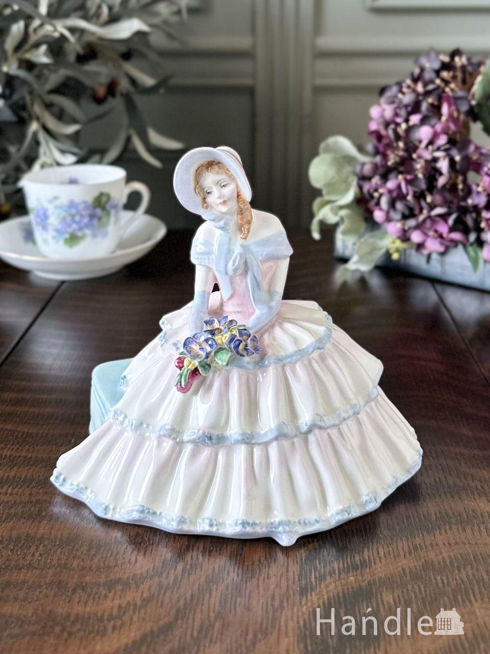 ROYAL DOULTON（ロイヤルドルトン）の人形、英国生まれのフィギュリン(Daydreams)  (h-1209-z)
