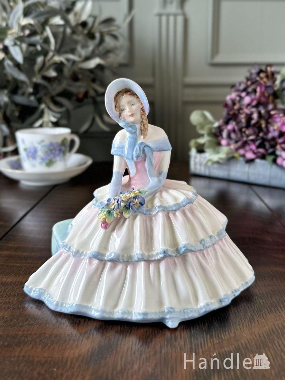 ROYAL DOULTON（ロイヤルドルトン）の人形、英国生まれのフィギュリン(Daydreams)  (h-1211-z)