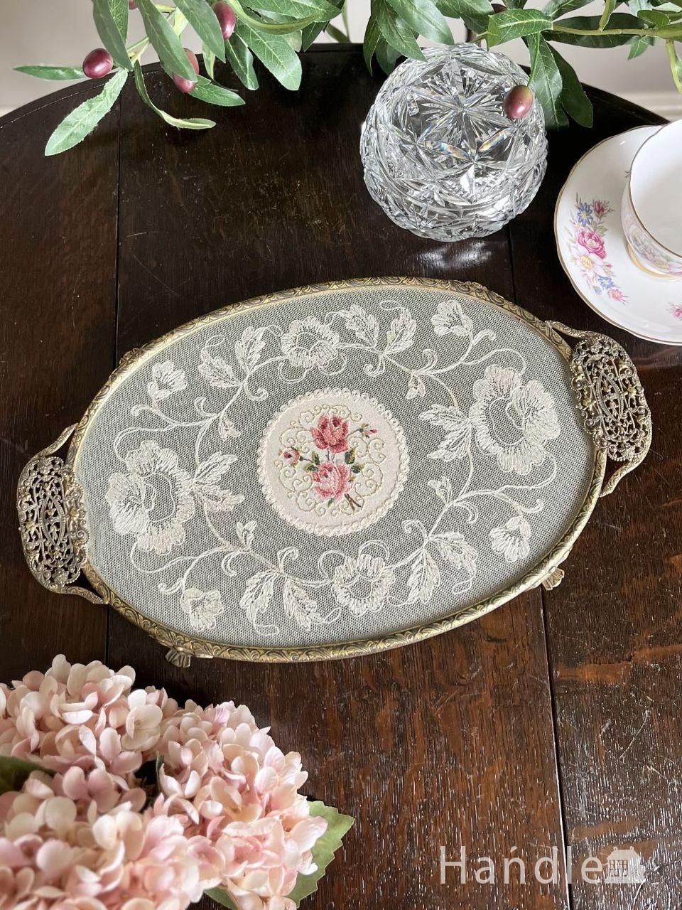 フランスから届いたアンティークのトレイ、プチポワンの刺繍が美しい真鍮のドレッシングトレイ (m-9500-z)