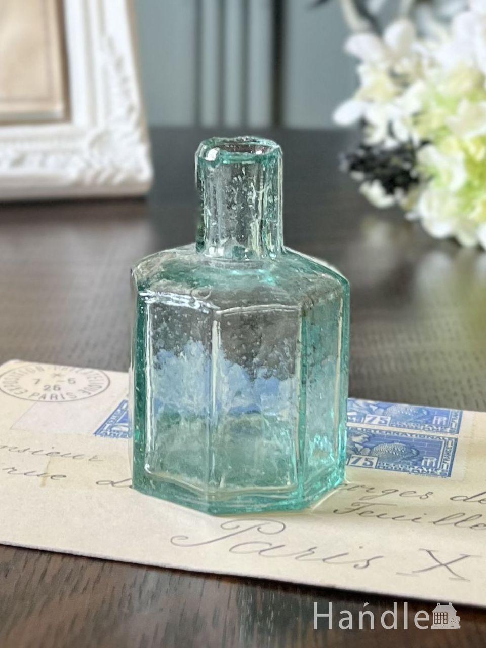 アンティークのおしゃれなインク瓶、英国から届いたビクトリア時代のガラスボトル