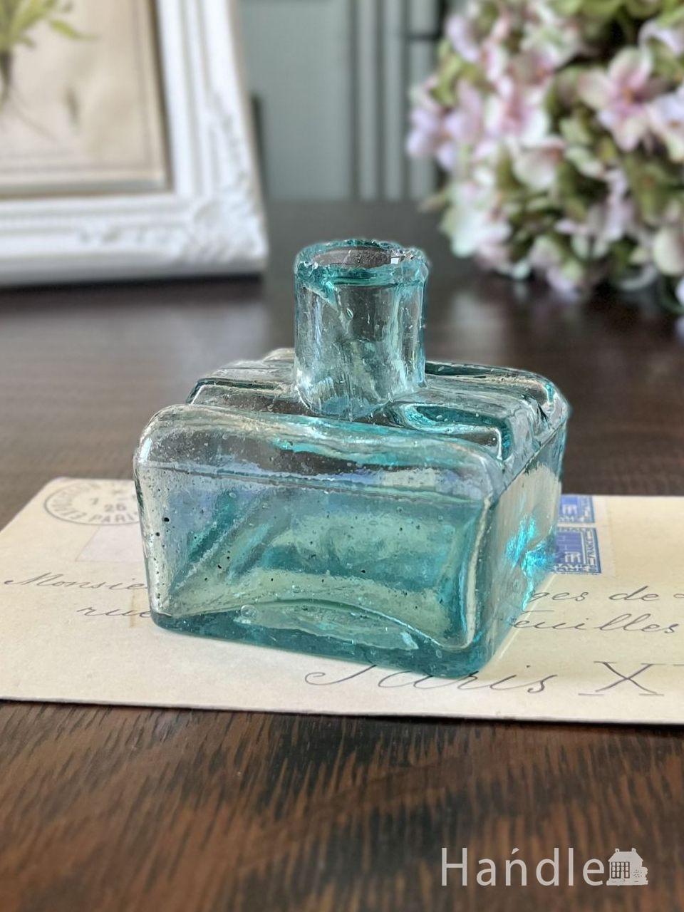 ペン置き場がある英国アンティークガラスの瓶、ふな型タイプのヴィクトリアンインクボトル