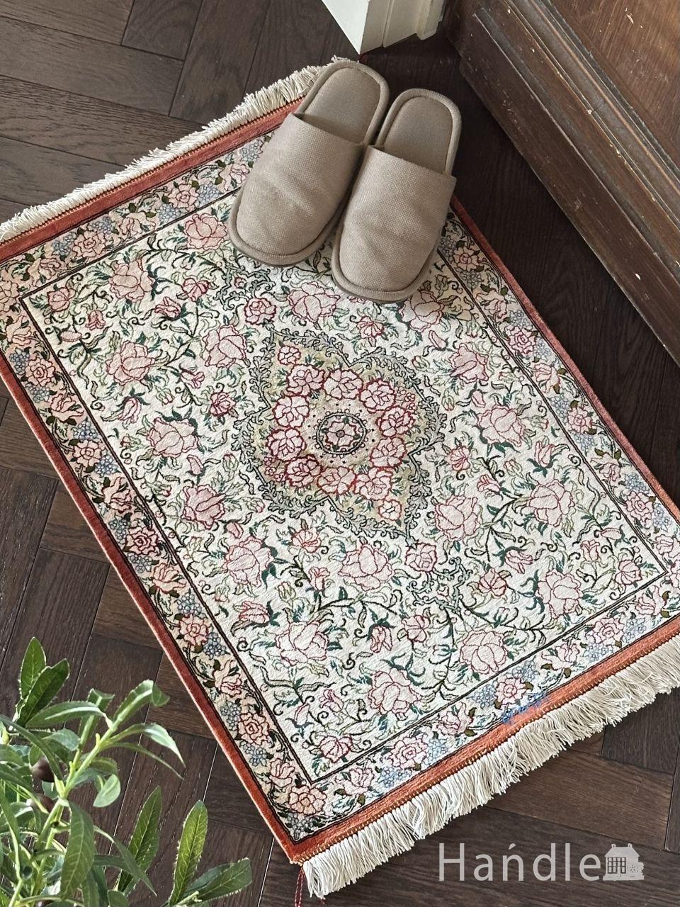 シルクで手結びされた玄関サイズの美しい絨毯、華やかな模様のクムのビンテージマット