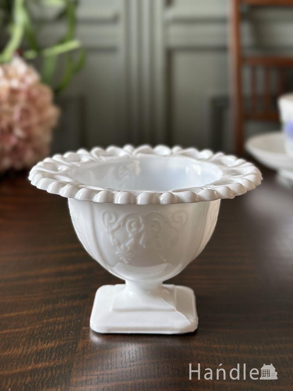 お花が咲いた形のアンティークガラスの白い器、ミルク色のガラスが可愛いプレスガラスのボウル (m-9549-z)