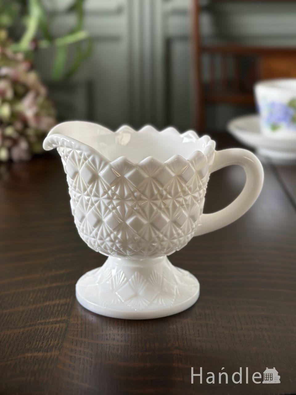 ミルク色のアンティークガラスの食器、ダイヤの形の押し模様が入ったミルクピッチャー