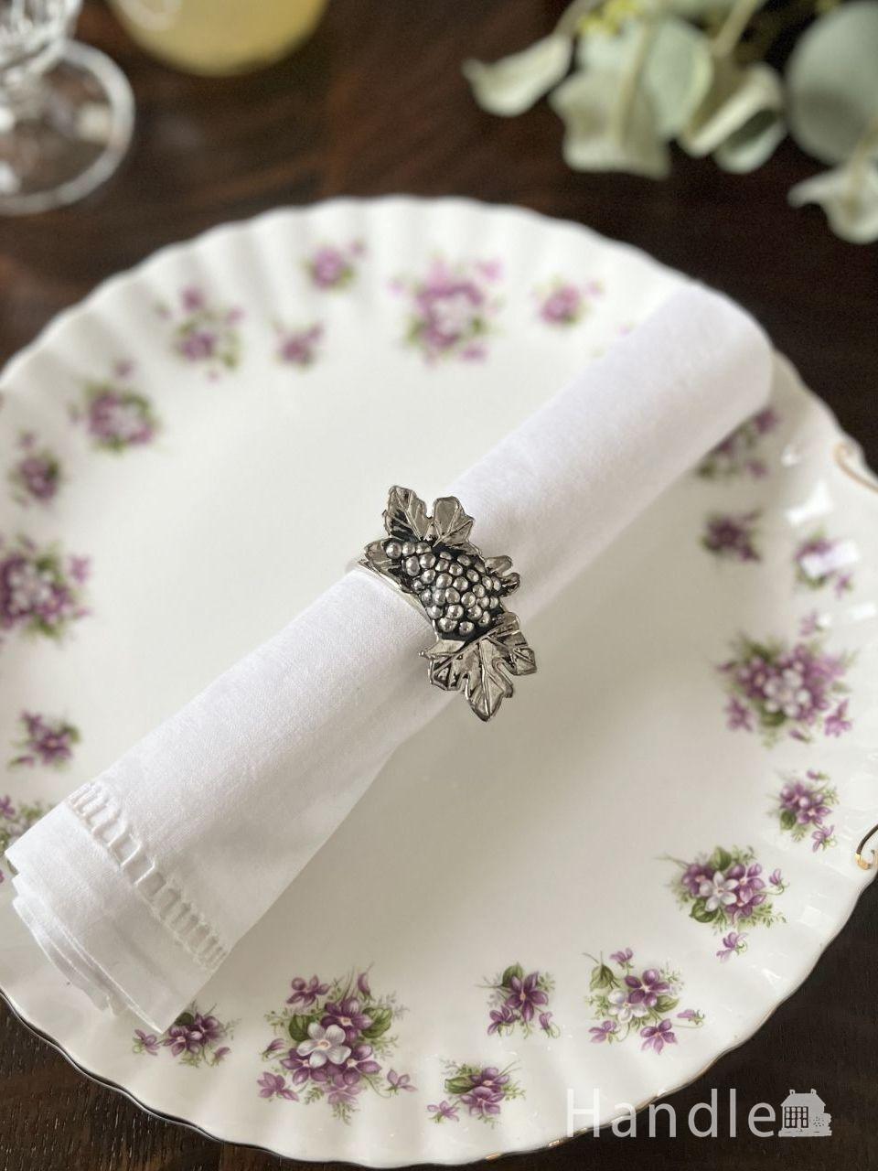 ブドウのモチーフが可愛いナプキンリング、イギリスから届いた可愛いアンティークの雑貨 (m-9667-z)