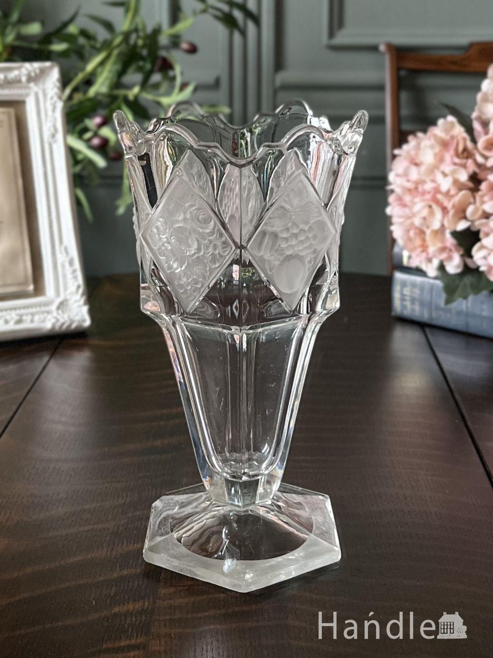 薔薇とフルーツの型押し模様がとっても可愛い、英国アンティークガラスのフラワーベース (k-6006-z)