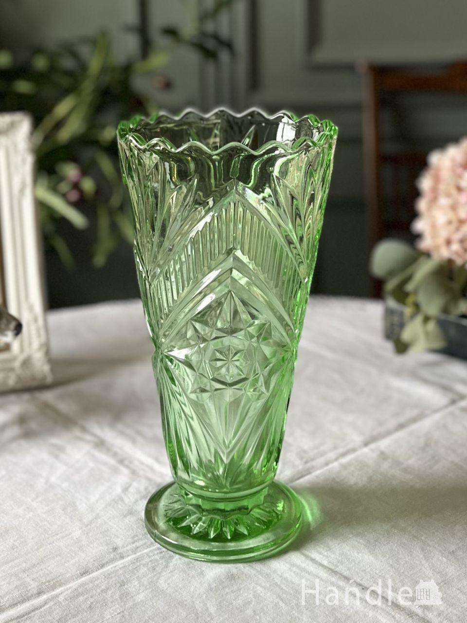 グリーン色のアンティークガラスが華やかな花器、イギリスから届いたフラワーベース (k-6003-z)