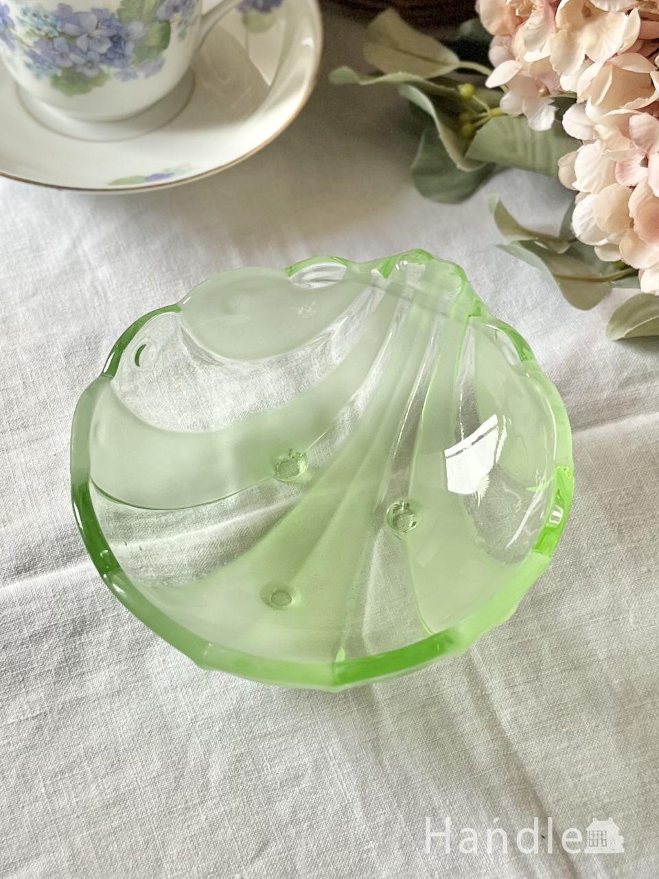 貝殻のモチーフが美しいアールデコデザインの器、爽やかなグリーン色のアンティークガラスのボウル