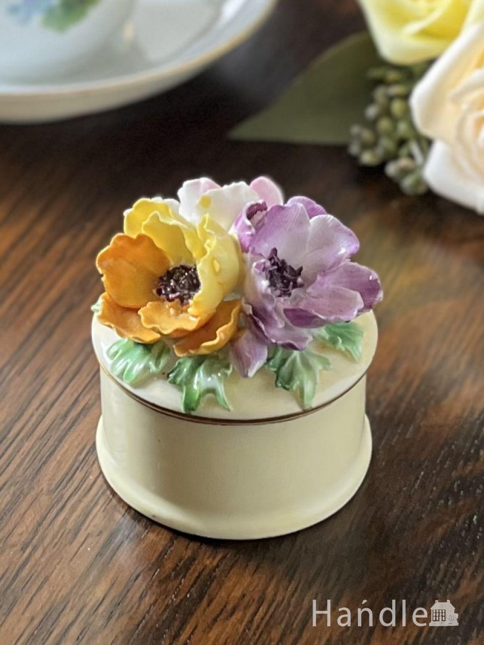 イギリスから届いたアンティークの小物入れ、陶磁器で出来た陶花のアクセサリーボックス (m-9575-z)