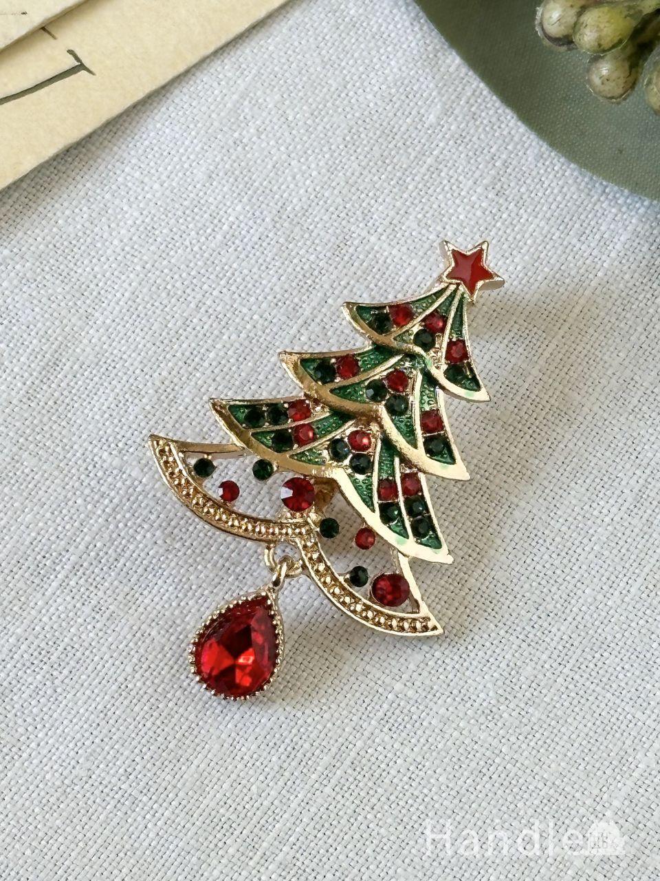 クリスマスツリーの形のビンテージアクセサリー、きらきら輝くクリスマスツリーのブローチ (m-9719-z)