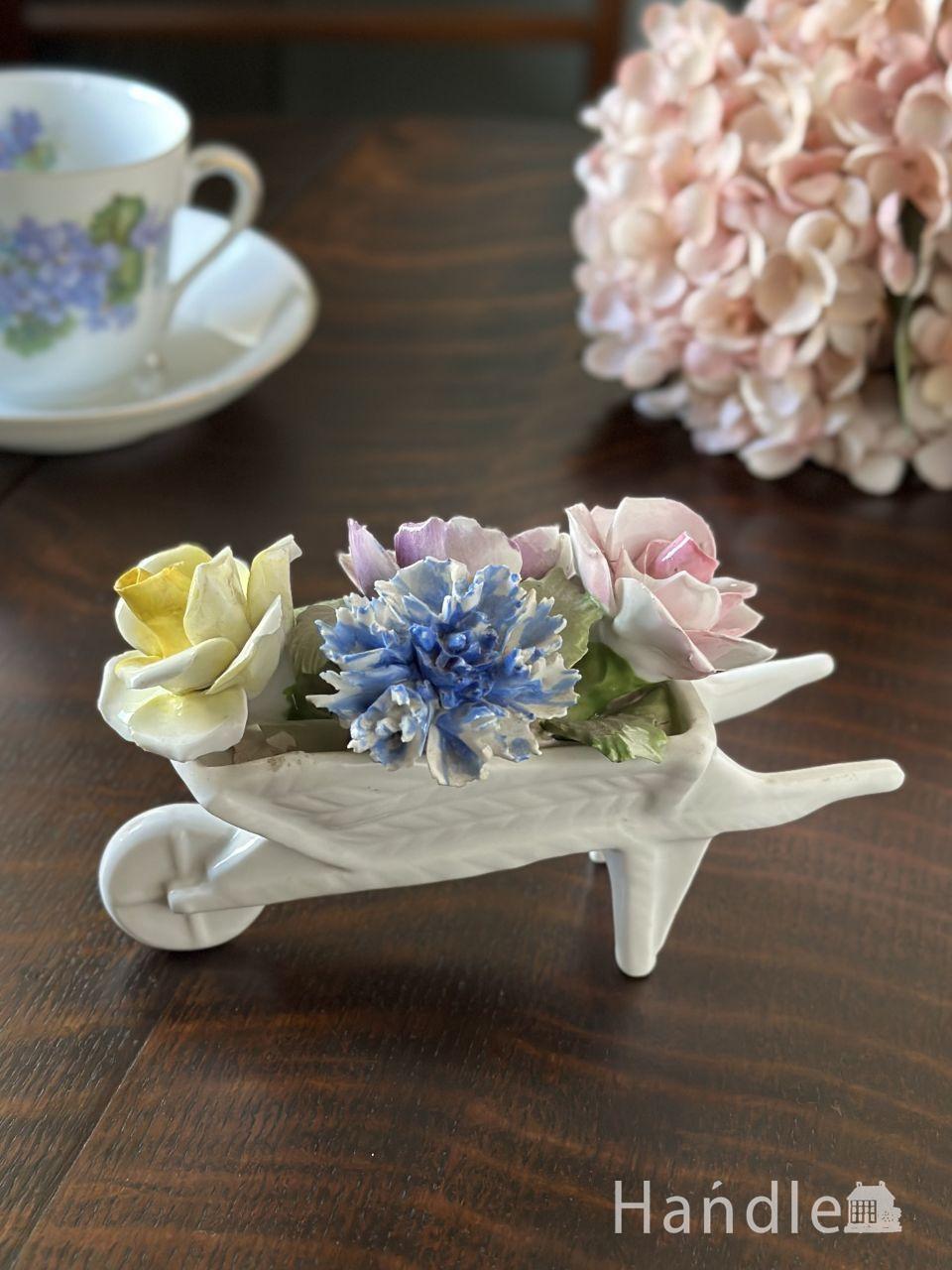 ラドナー（Radnor）窯の美しいフラワーバスケット、手押し車に入った英国アンティークの陶花