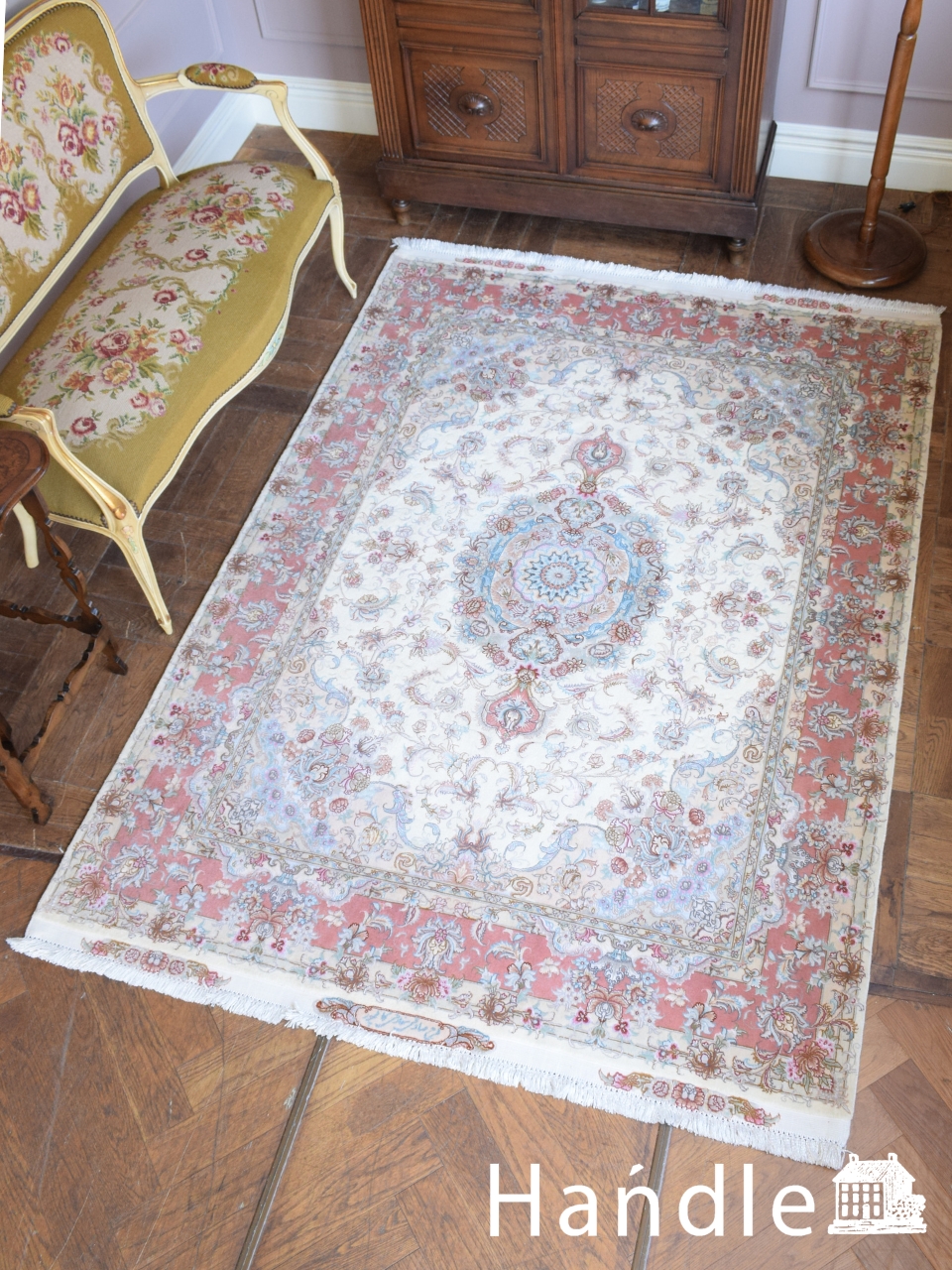 ピンク×ホワイトの色使いが可愛いペルシャ絨毯、フラワーデザインのタブリーズビンテージラグ