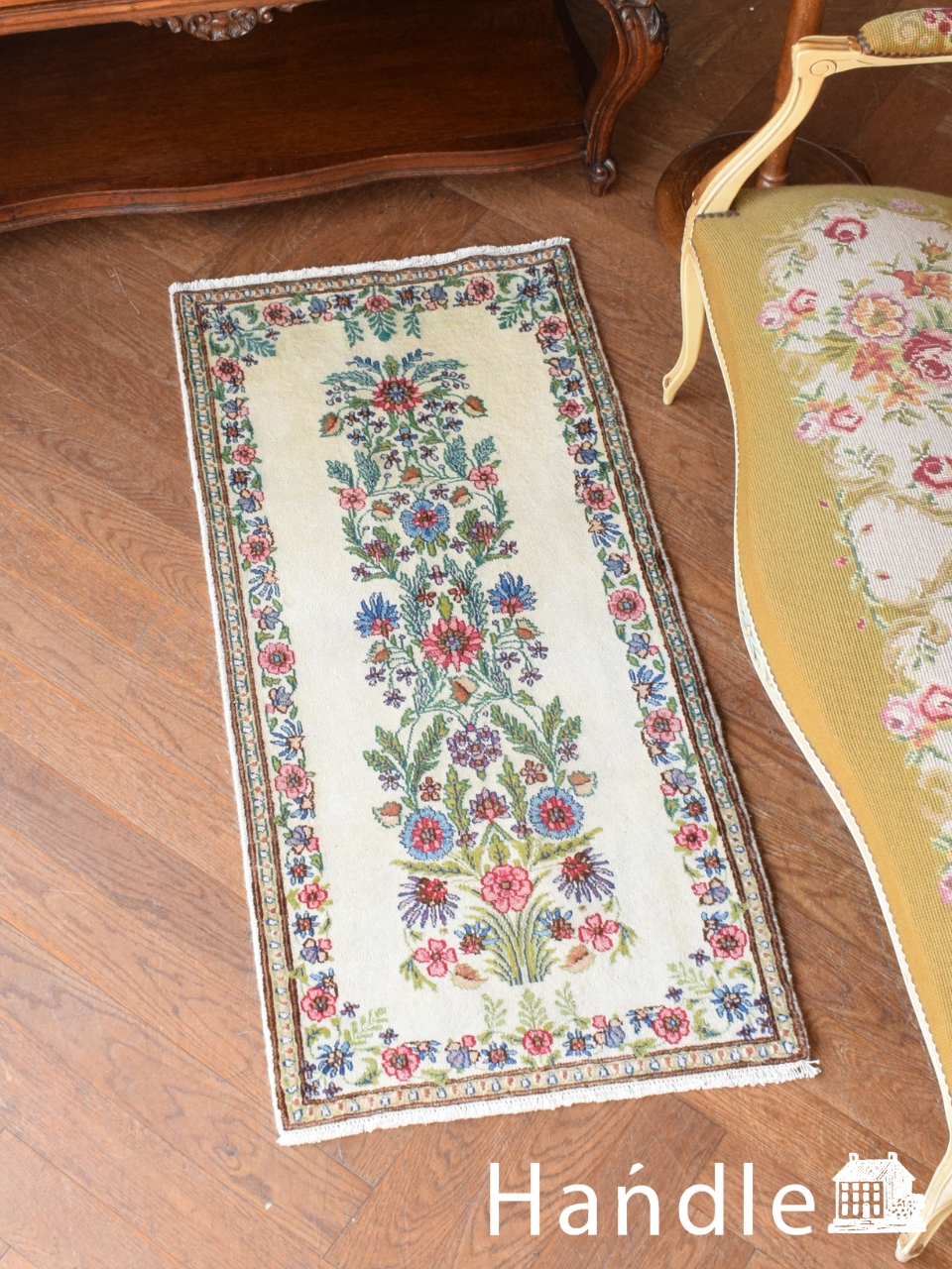 どこにでも気軽に置けるアフシャンデザインの絨毯、お花の模様が美しいビンテージのペルシャ絨毯 (m-9921-z)