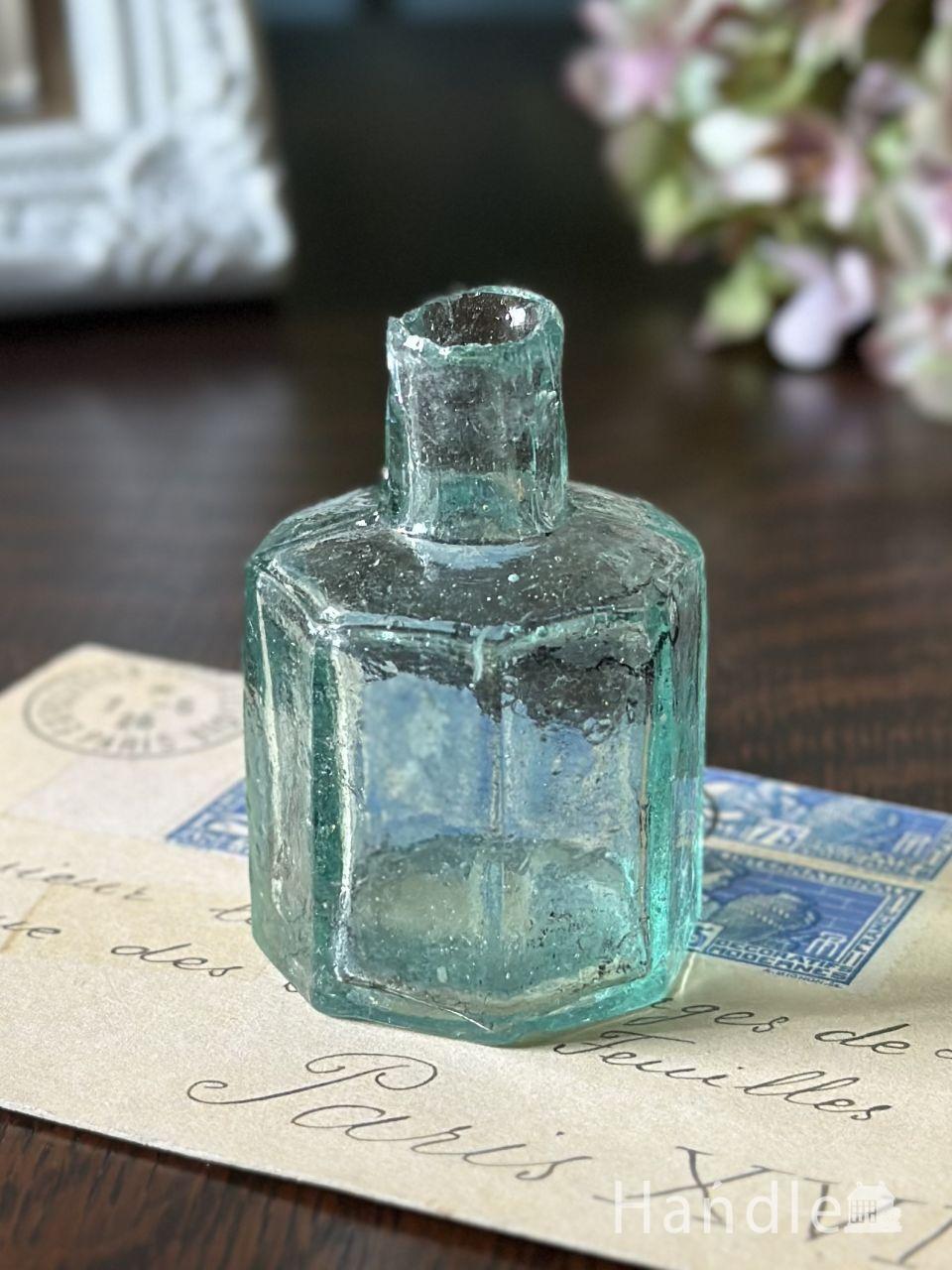 イギリスから届いたアンティークガラスの瓶、爽やかなブルー色の八角形のインクボトル