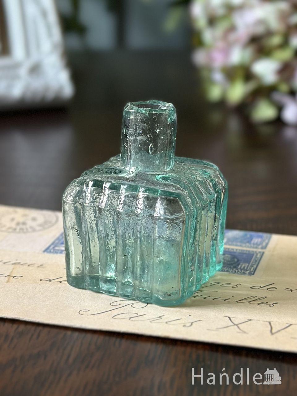 イギリスから届いたアンティークガラスの雑貨、ペン置きが付いたふな型タイプのヴィクトリアンインク瓶 (m-9710-z)