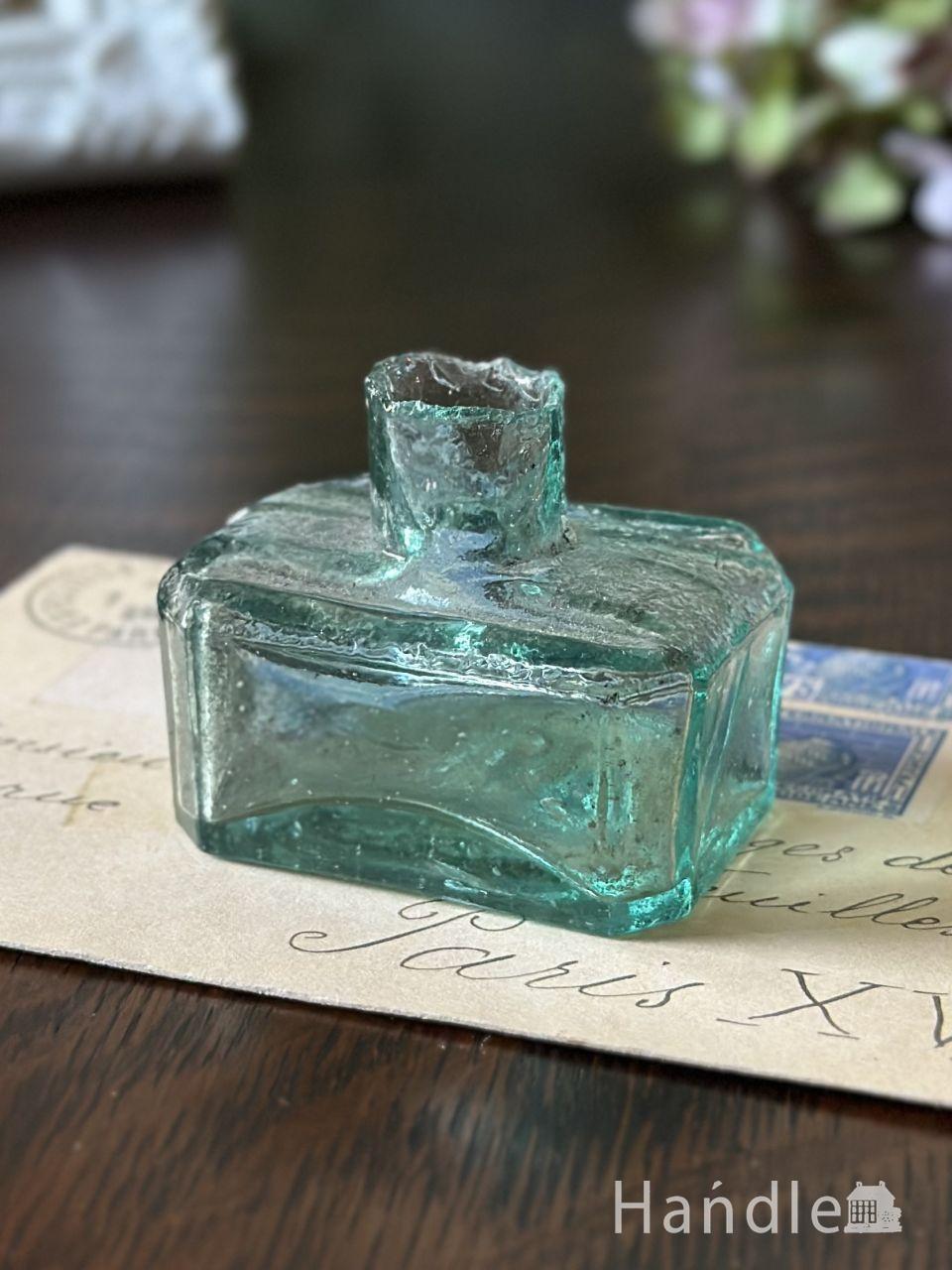 イギリスから届いたアンティークガラスの雑貨、ペン置きが付いたふな型タイプのヴィクトリアンインク瓶