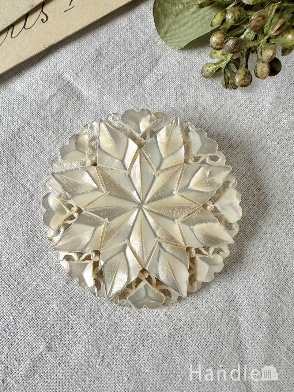 マザーオブパールがキラキラ輝くアクセサリー、イギリスから届いたビンテージのブローチ (h-1444-z)