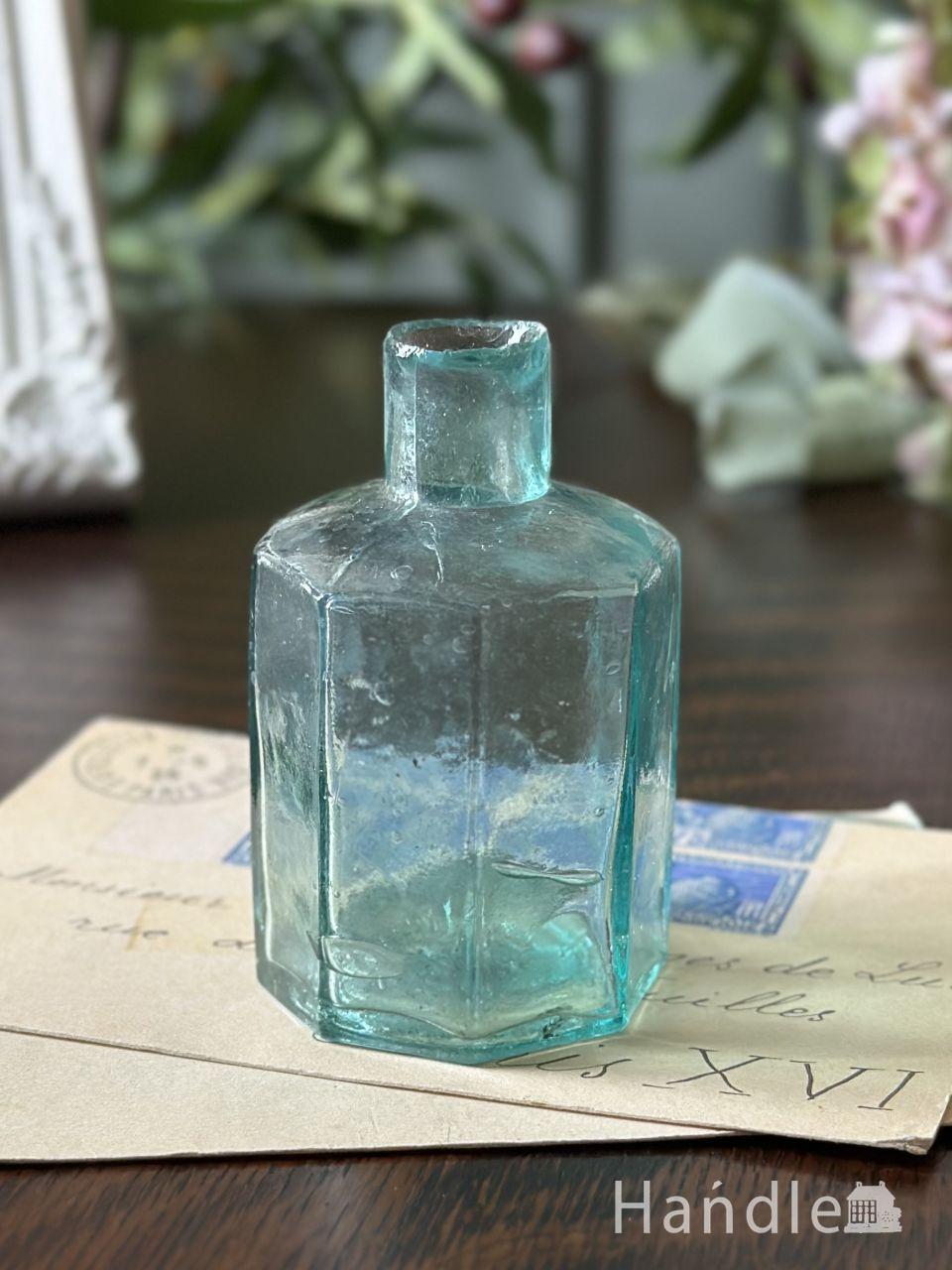 爽やかなブルー色のアンティークのガラス瓶、大きめサイズの八角形のインクボトル (m-9712-z)
