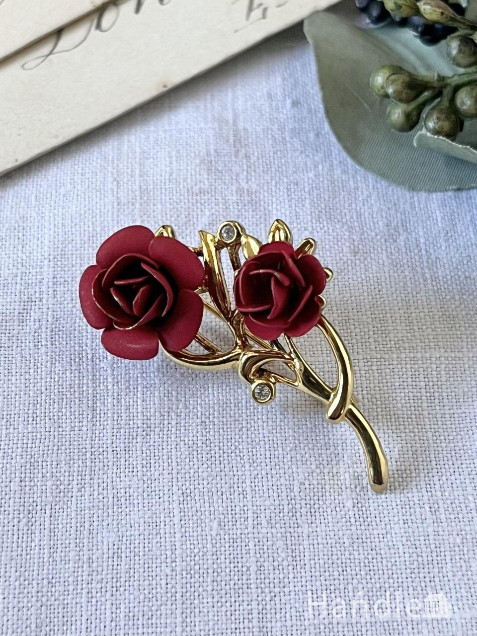 華やかに咲き誇る赤い色の薔薇の花、イギリスで見つけたビンテージのブローチ (h-1477-z)