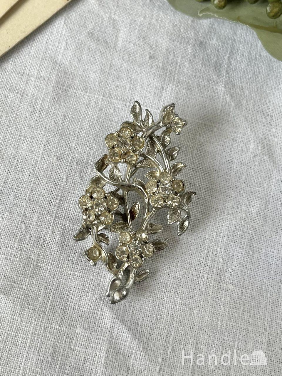 立体的なお花が絡み合ったモチーフが美しい、イギリスから届いたビンテージのブローチ