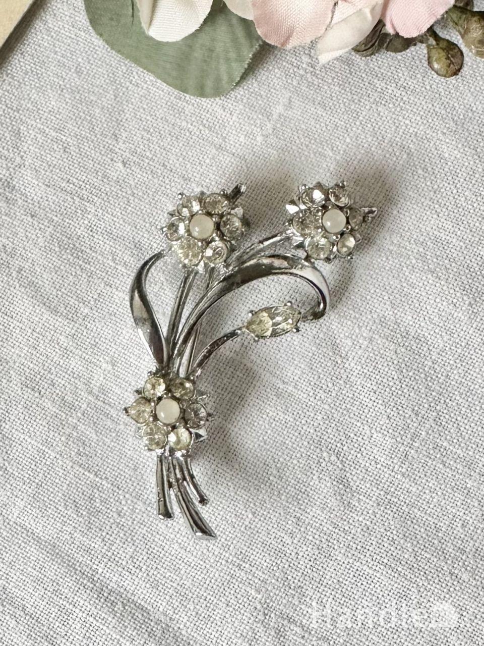 いつでも使えるおしゃれなアンティークのアクセサリー、イギリスから届いた花束のブローチ