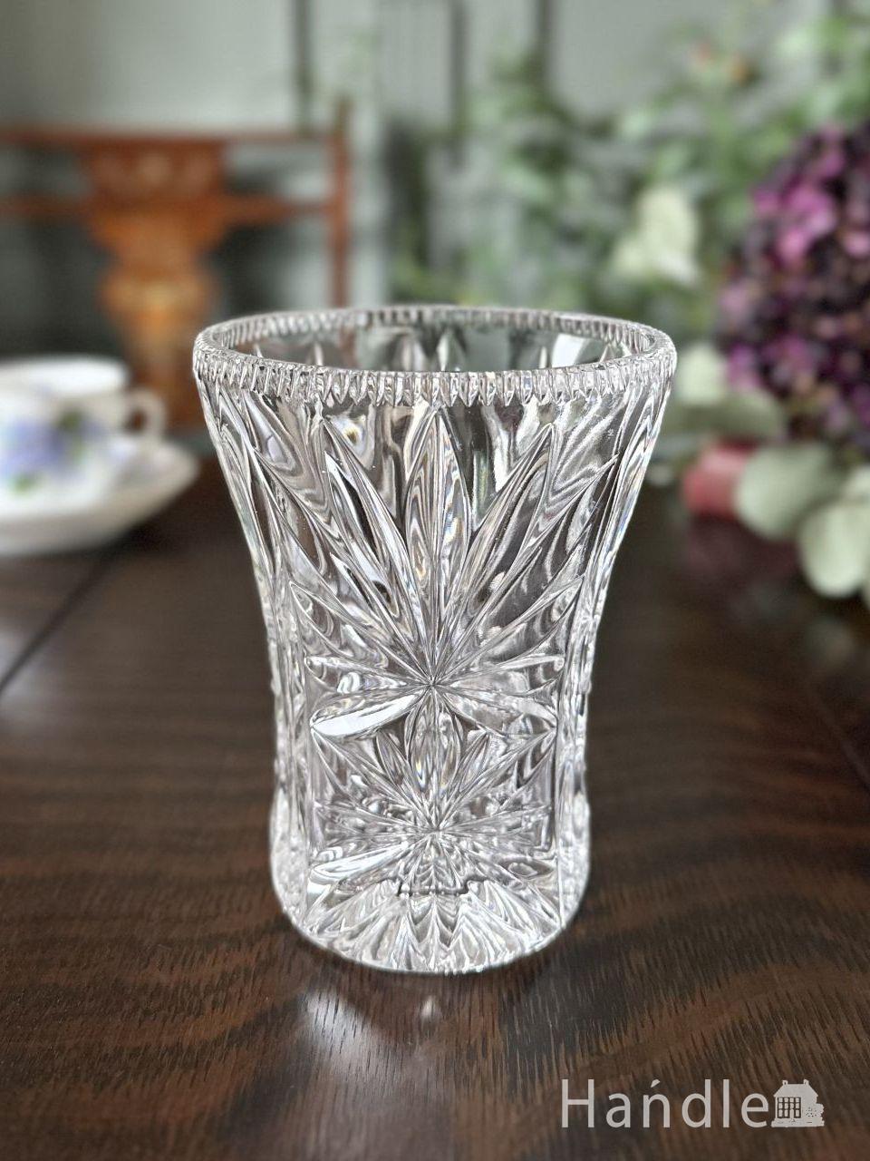 イギリスから届いたアンティークガラスの花びん、大きなお花の模様が輝くフラワーベース