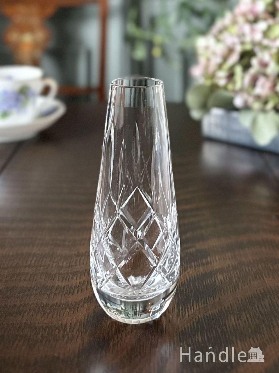 ダイヤモンドの型押し模様が美しい英国の花器、気軽に使えるおしゃれなフラワーベース