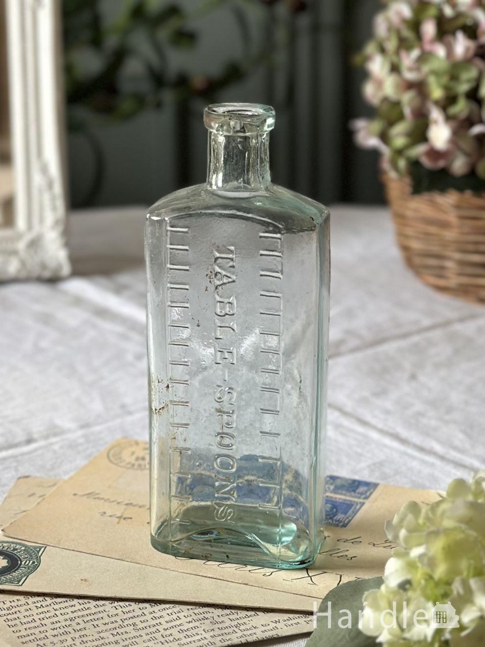 アンティークのおしゃれなガラスボトル、「TABLE SPOONS」のメモリ付きボトル